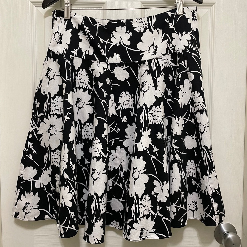 Chaps Circle Skirt Cotton Knee Length Black White Floral Swing A-Line Sz 10
